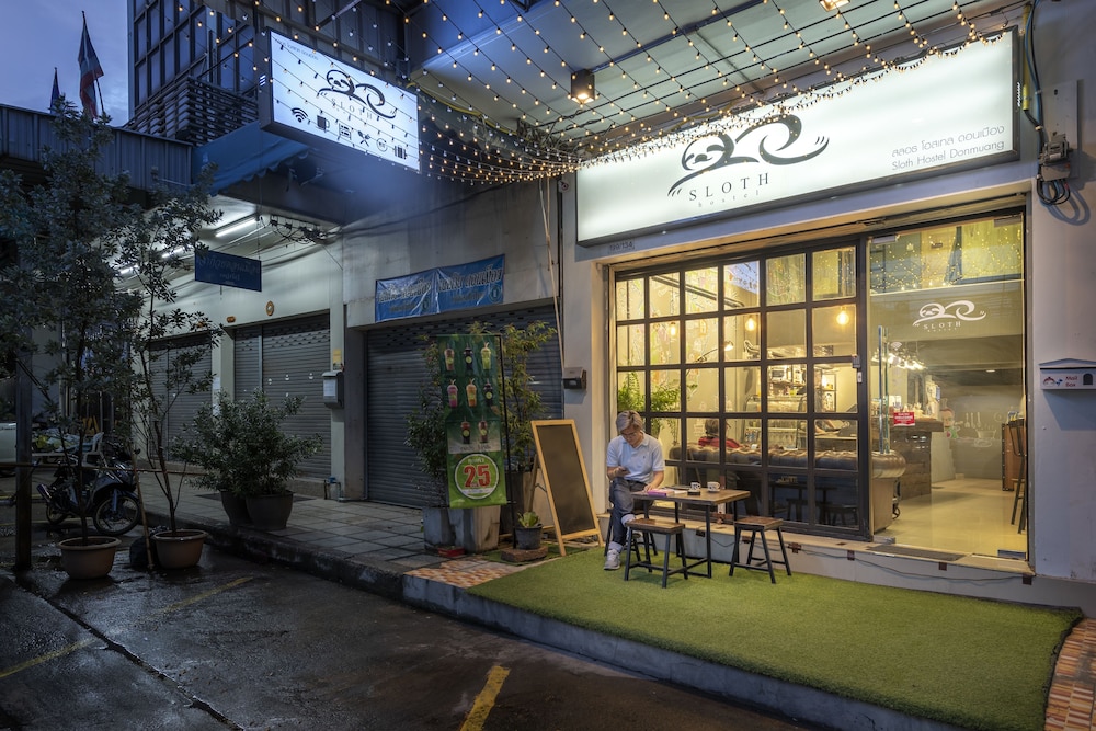 sloth hostel don mueang