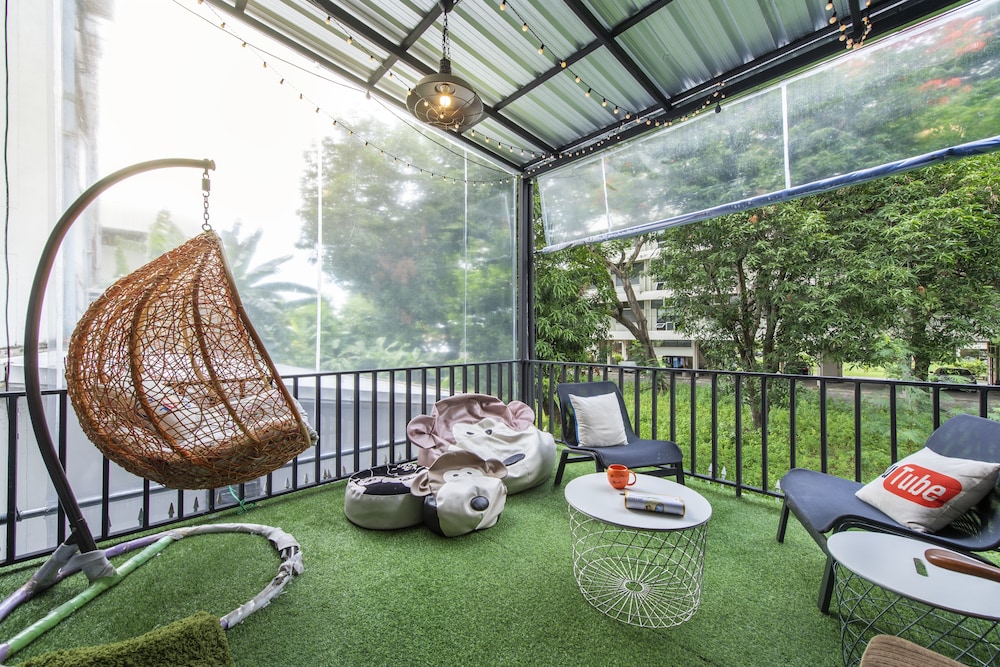sloth hostel don mueang