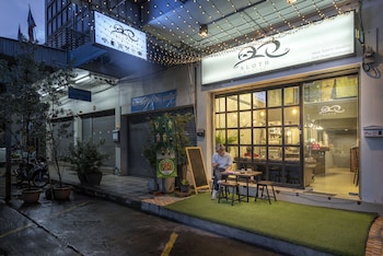 sloth hostel don mueang