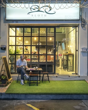 sloth hostel don mueang