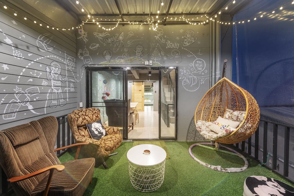 sloth hostel don mueang