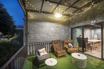 sloth hostel don mueang