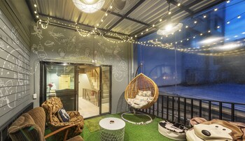 sloth hostel don mueang