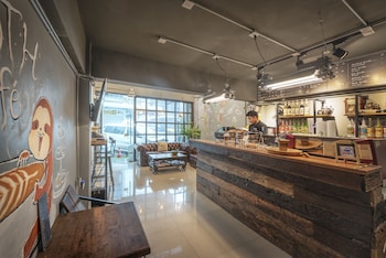 sloth hostel don mueang