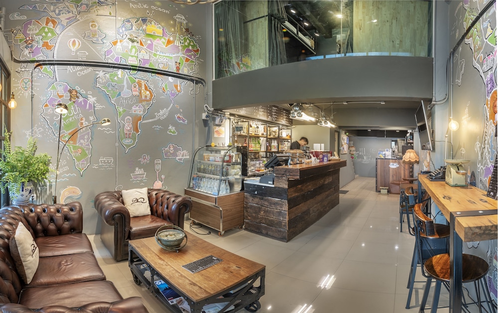 sloth hostel don mueang