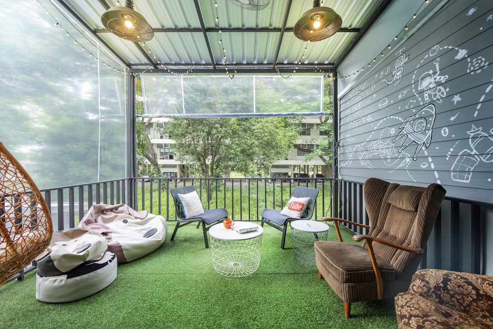sloth hostel don mueang