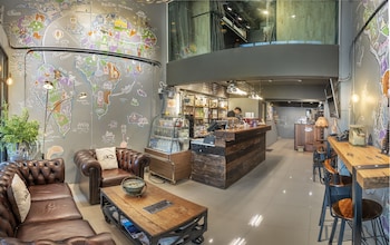 sloth hostel don mueang