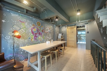 sloth hostel don mueang