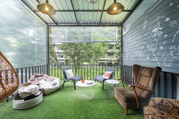 sloth hostel don mueang