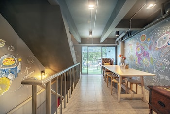 sloth hostel don mueang