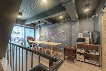sloth hostel don mueang