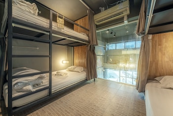 sloth hostel don mueang