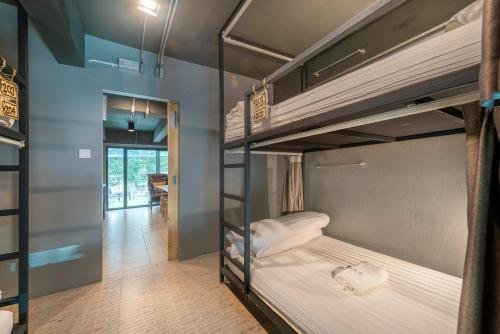 sloth hostel don mueang