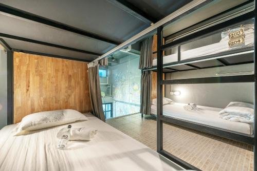 sloth hostel don mueang