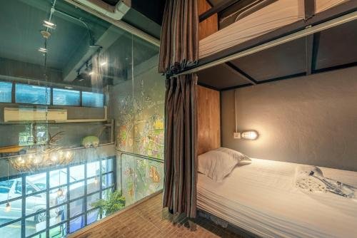 sloth hostel don mueang