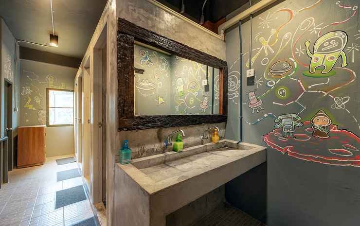sloth hostel don mueang