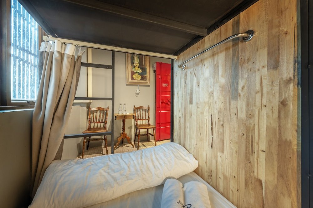 sloth hostel don mueang