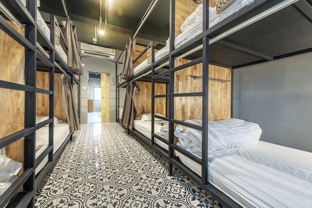 sloth hostel don mueang