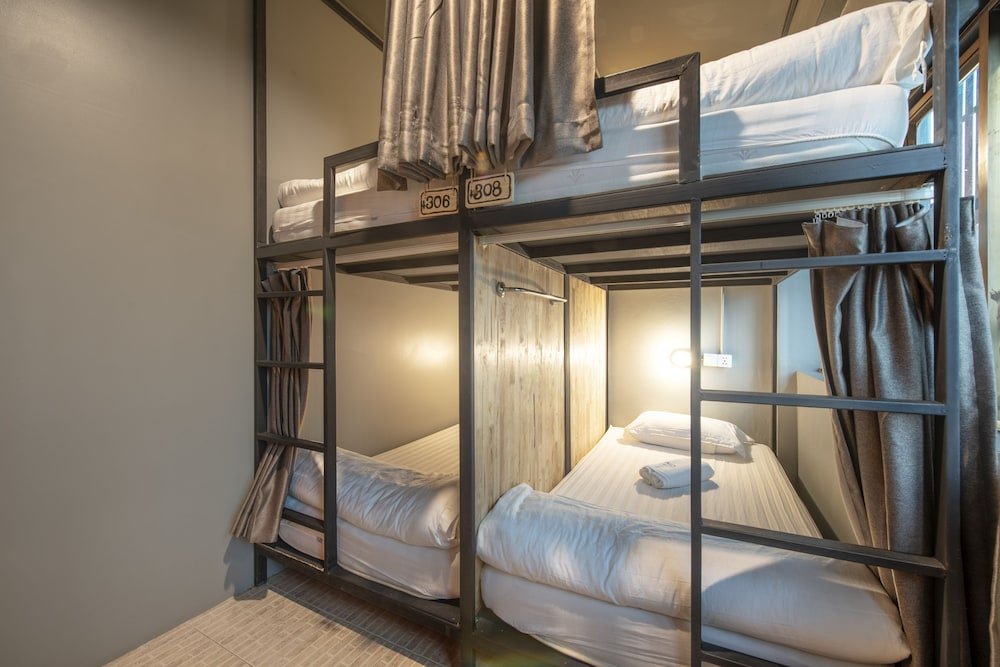 sloth hostel don mueang