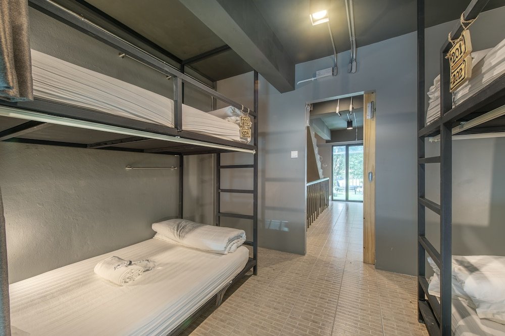 sloth hostel don mueang