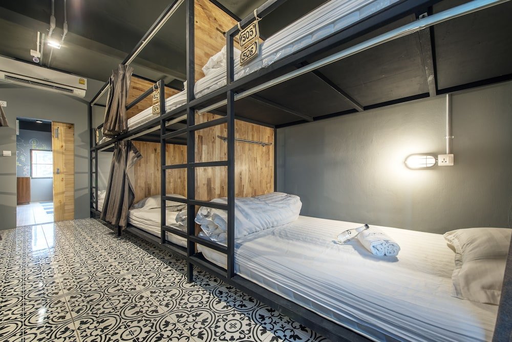 sloth hostel don mueang
