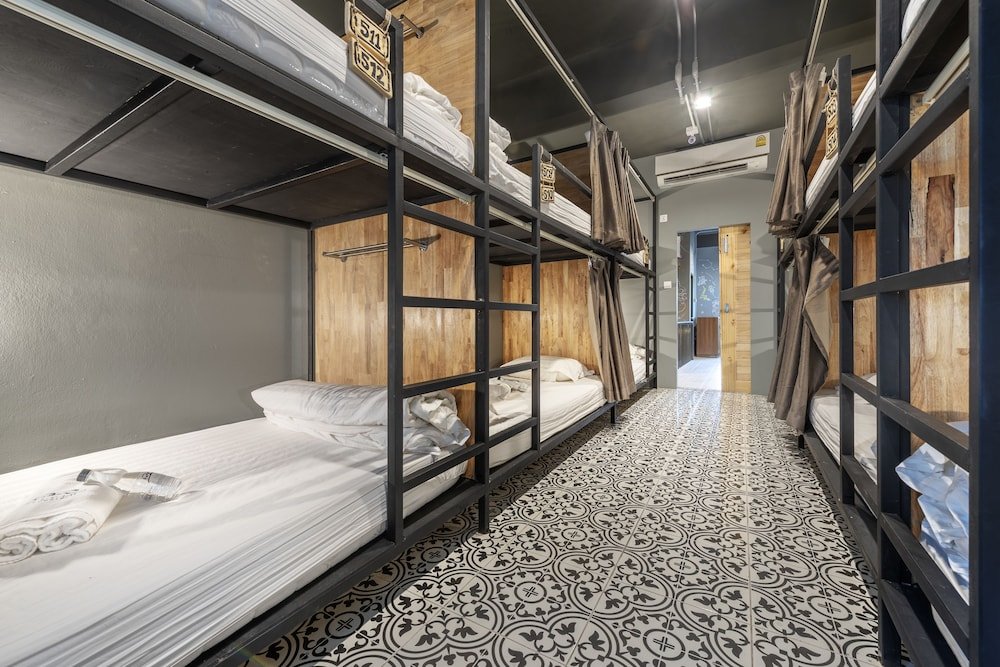 sloth hostel don mueang