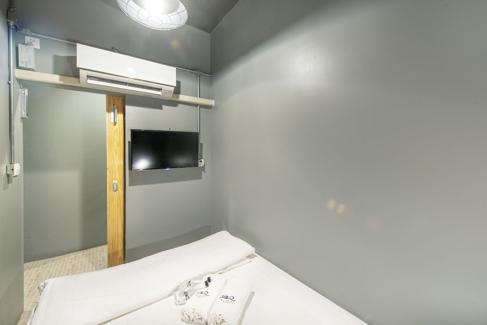 sloth hostel don mueang