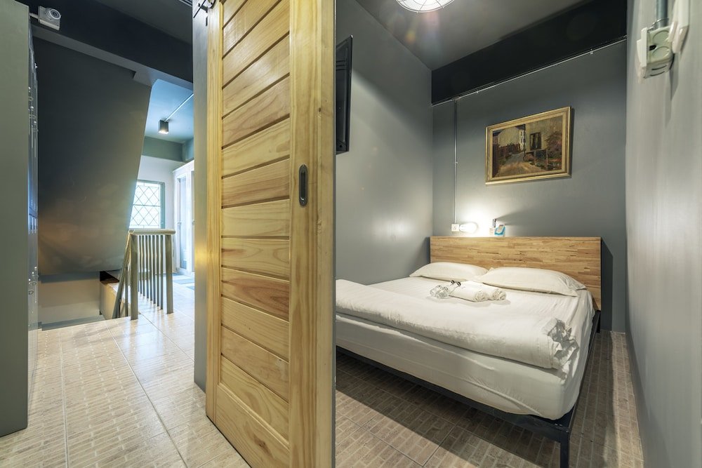 sloth hostel don mueang