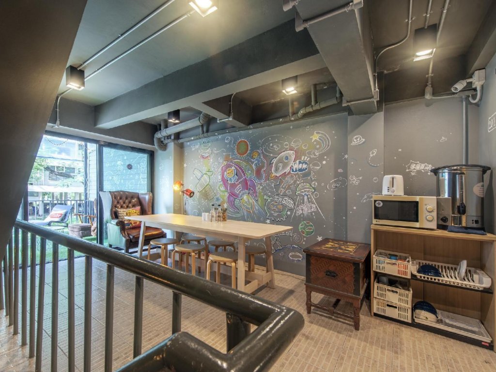 sloth hostel don mueang