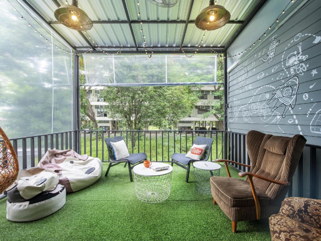 sloth hostel don mueang
