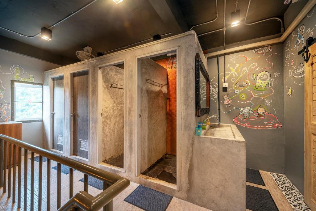 sloth hostel don mueang