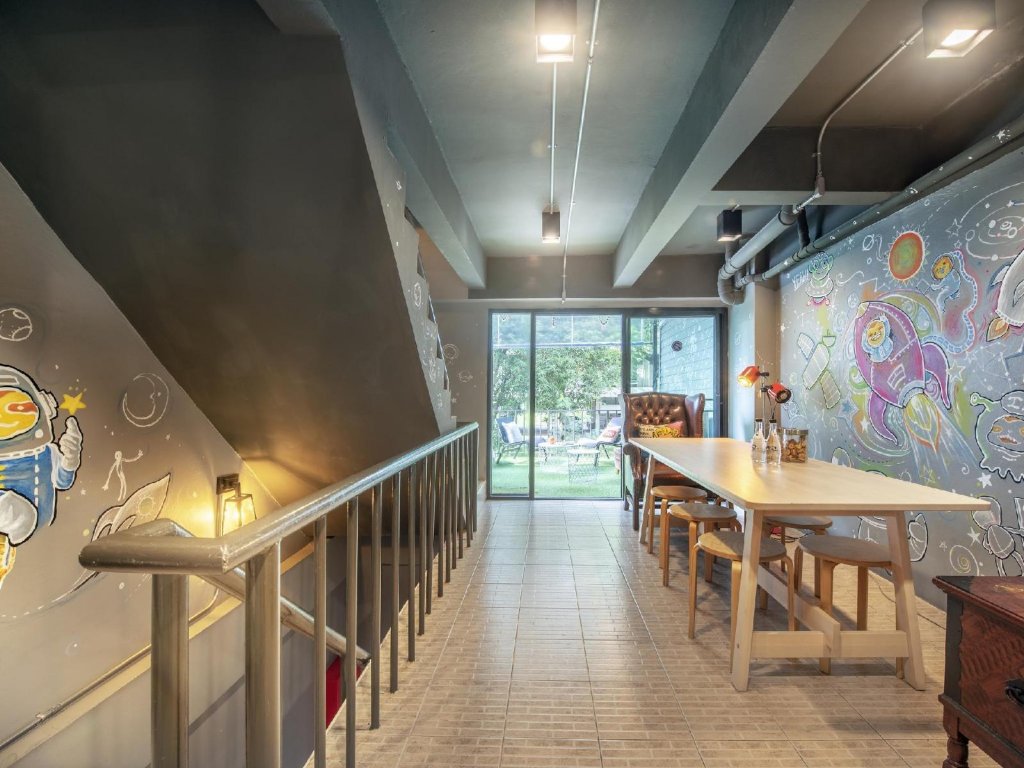 sloth hostel don mueang