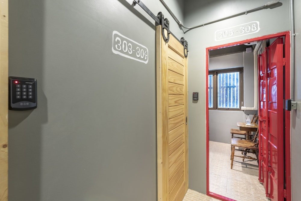 sloth hostel don mueang