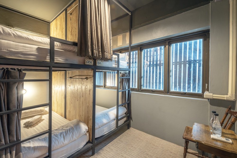 sloth hostel don mueang