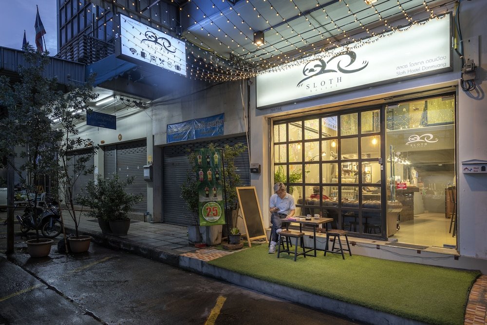 sloth hostel don mueang