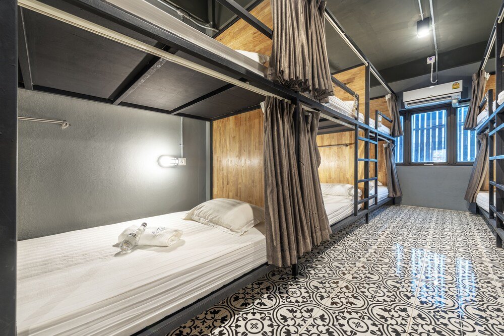 sloth hostel don mueang