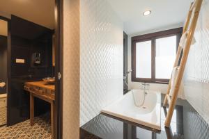 33 poshtel adults only