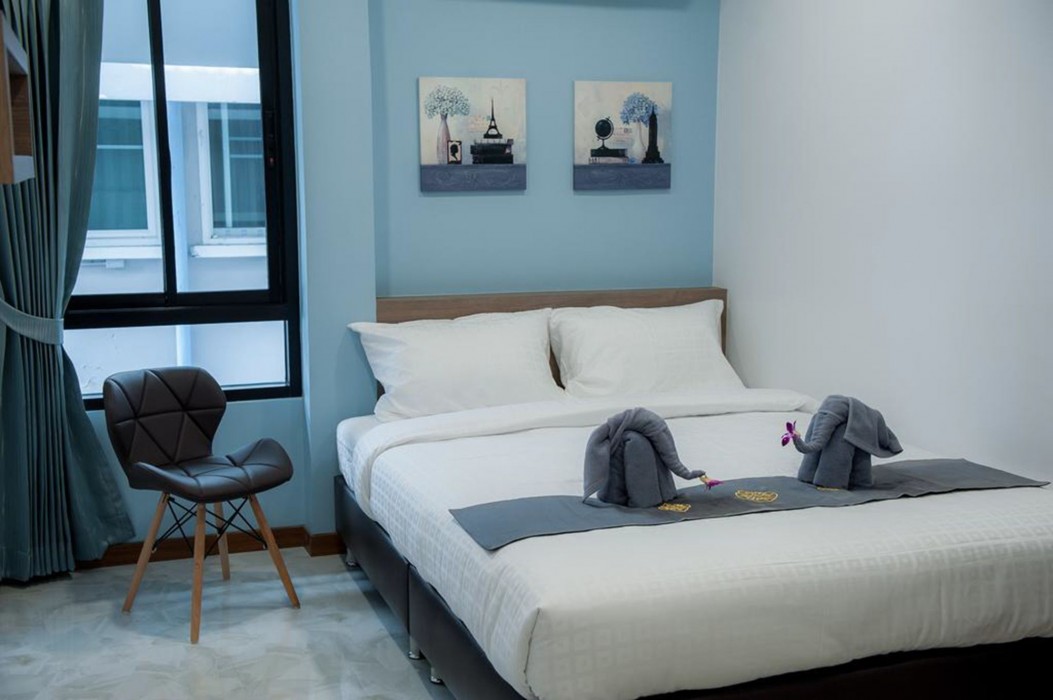 the moon night hotel