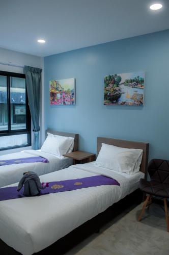 the moon night hotel
