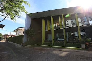 the white elephant home