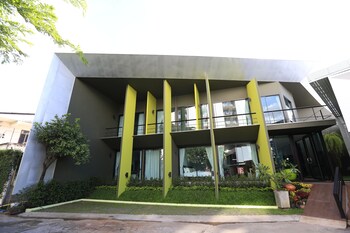 the white elephant home
