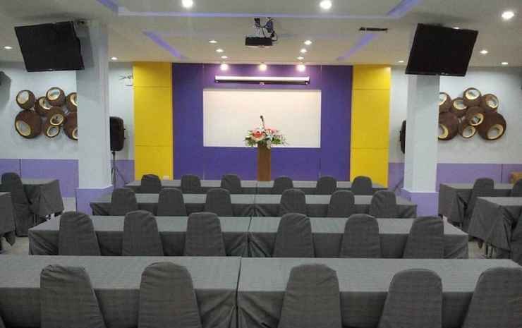 c2u hotel uthai thani adults only