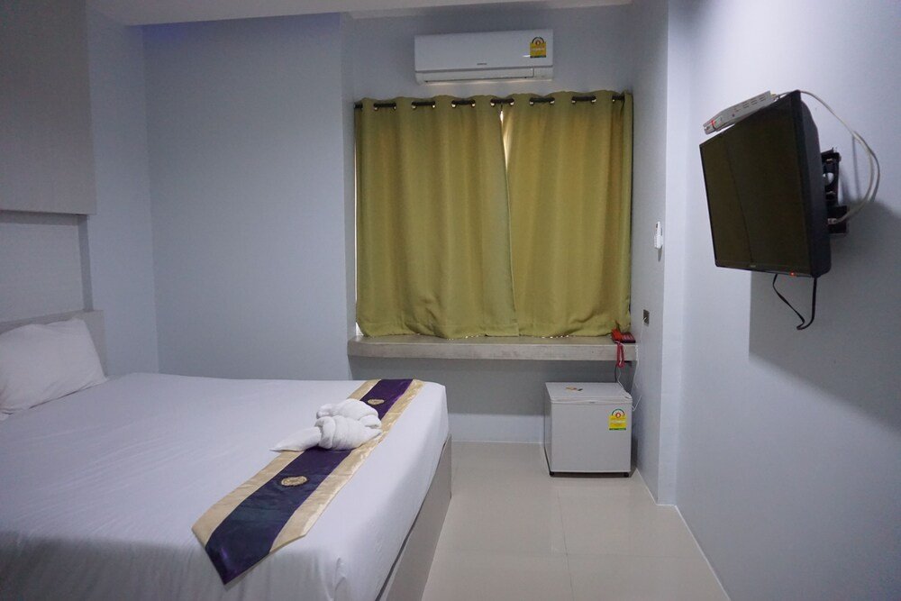 c2u hotel uthai thani adults only