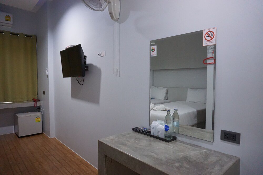 c2u hotel uthai thani adults only