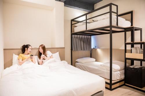 traveller inn day moon hotel