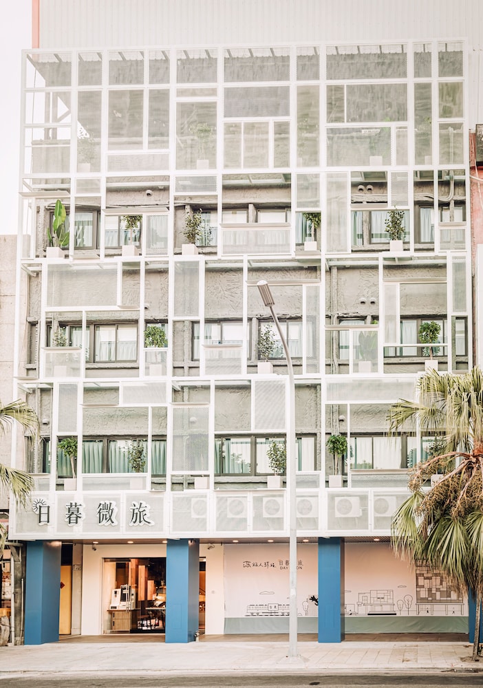 traveller inn day moon hotel