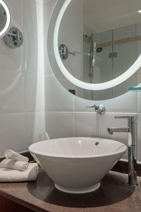 doubletree by hilton bath