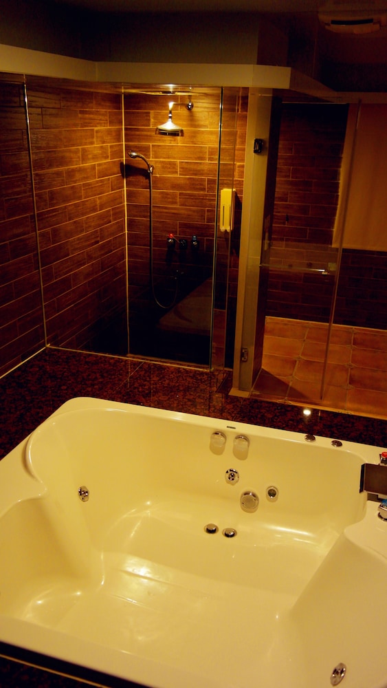 discovery motel tucheng