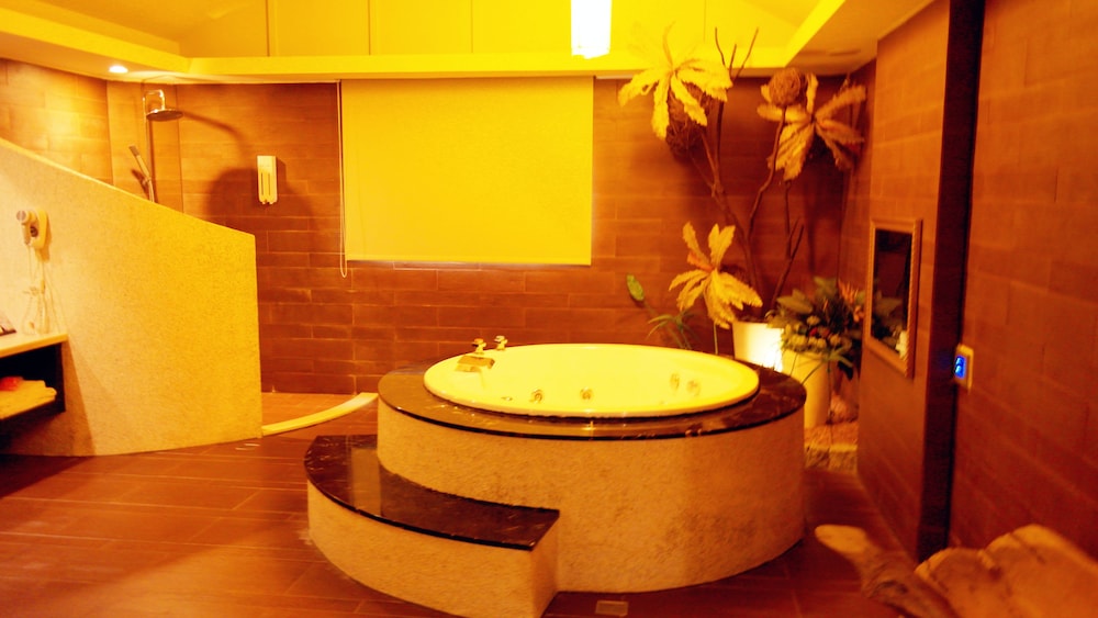 discovery motel tucheng