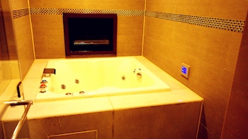 discovery motel tucheng